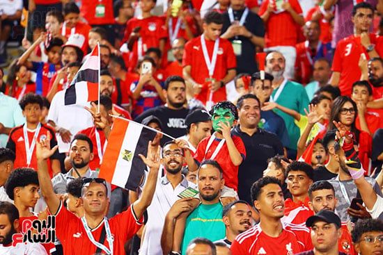 الجمهور يساند المنتخب من المدرجات