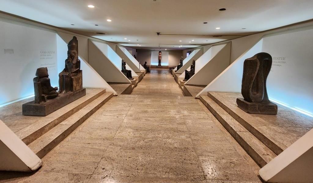 قاعة تماثيل ملكية مميزة بمتحف الأقصر قاعة تماثيل ملكية مميزة بمتحف الأقصر