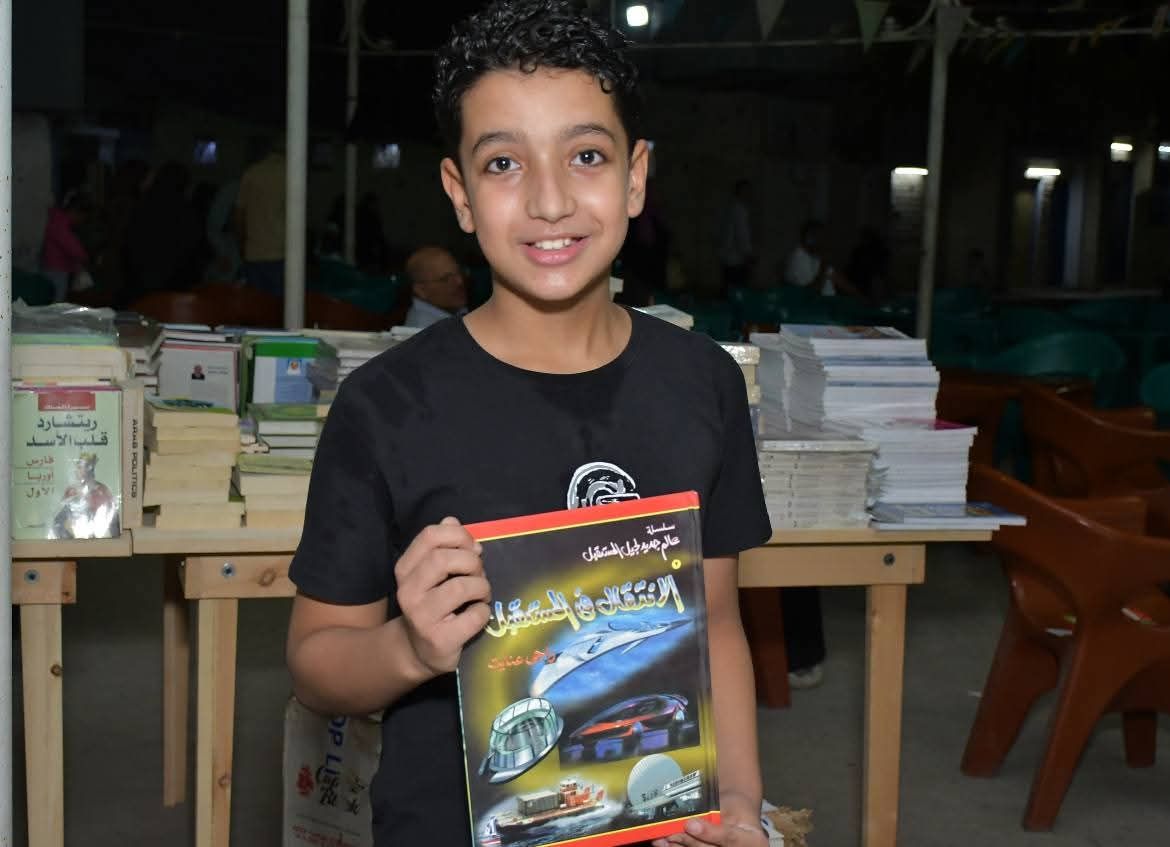احد الاطفال يشتري كتاب احد الاطفال يشتري كتاب