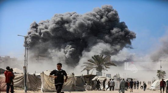 طفل يفر من القصف
