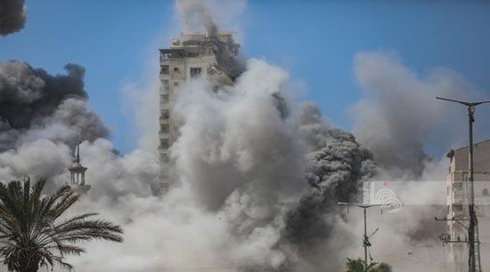 الغبار والدخان يتصاعد بعد قصف برج مشتهى