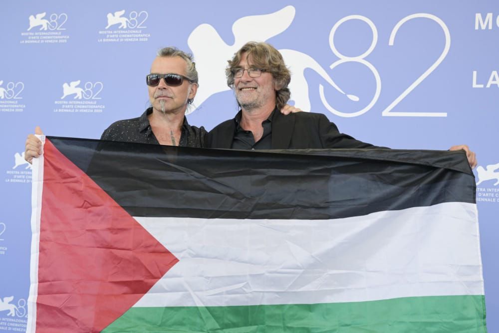 مغنى الروك بييرو بيلو يرفع علم فلسطين (2) مغنى الروك بييرو بيلو يرفع علم فلسطين (2)