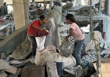 محاولات ابحث عن المحتويات داخل المنزل المدمر