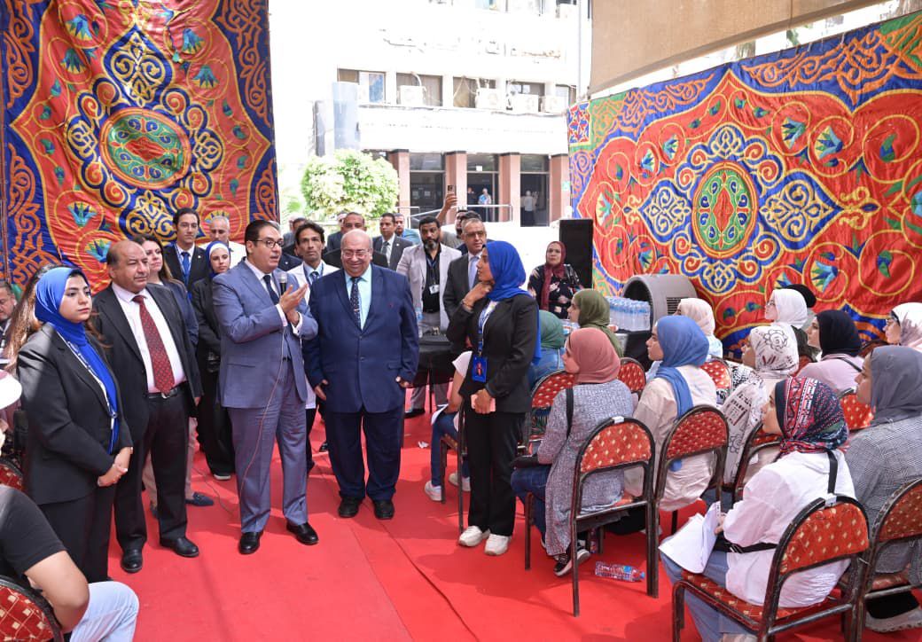 جولة رئيس جامعة القاهرة على الطلاب خلال توقيع الكشف الطبى