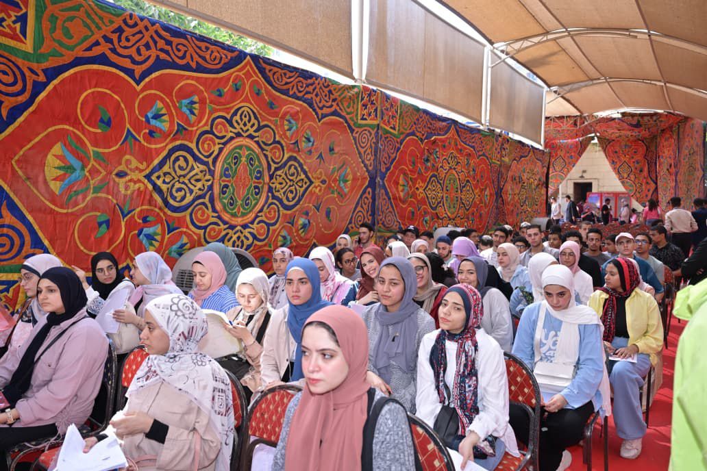 الطالبات الجدد بجامعة القاهرة