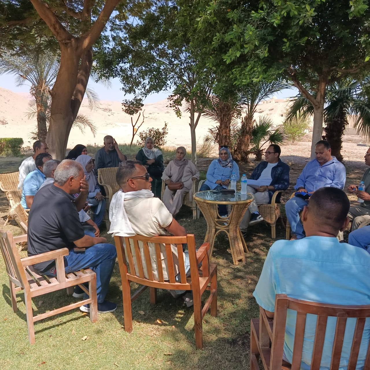 لقاء آثار الأقصر بالمرممين في منطقة البر الغربى لبحث مشكلاتهم لقاء آثار الأقصر بالمرممين في منطقة البر الغربى لبحث مشكلاتهم