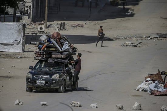 فلسطينيون يفرون قبل الغارة الجوية الإسرائيلية على مدينة غزة (3) فلسطينيون يفرون قبل الغارة الجوية الإسرائيلية على مدينة غزة (3)