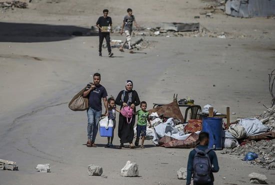 فلسطينيون يفرون قبل الغارة الجوية الإسرائيلية على مدينة غزة (1) فلسطينيون يفرون قبل الغارة الجوية الإسرائيلية على مدينة غزة (1)