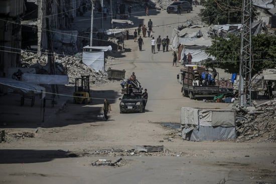 فلسطينيون يفرون قبل الغارة الجوية الإسرائيلية على مدينة غزة (2) فلسطينيون يفرون قبل الغارة الجوية الإسرائيلية على مدينة غزة (2)