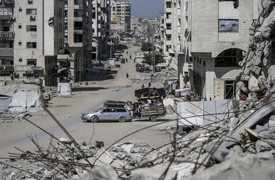 فلسطينيون يفرون قبل الغارة الجوية الإسرائيلية على مدينة غزة (5) فلسطينيون يفرون قبل الغارة الجوية الإسرائيلية على مدينة غزة (5)