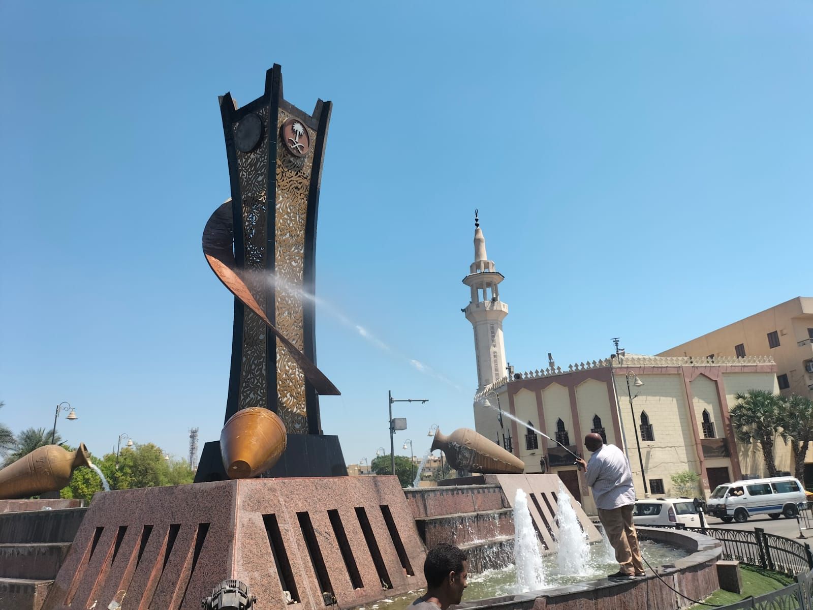 مدينة الأقصر تنظم حملة نظافة شاملة بمحيط شارع مستشفى الكرنك الدولي
