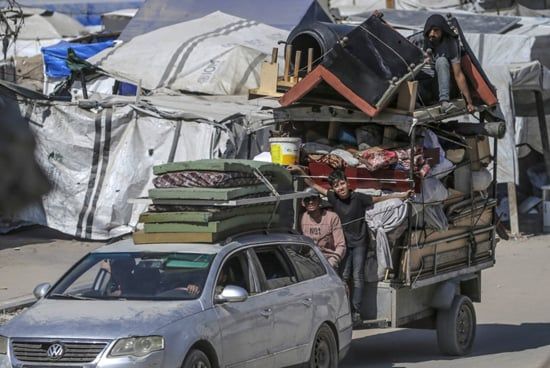 فلسطينيون يفرون قبل الغارة الجوية الإسرائيلية على مدينة غزة (6) فلسطينيون يفرون قبل الغارة الجوية الإسرائيلية على مدينة غزة (6)