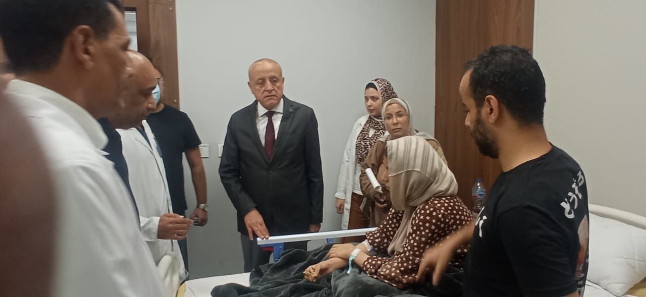 يزور مصابي حادث انقلاب أتوبيس ويشيد بسرعة الاستجابة الطبية