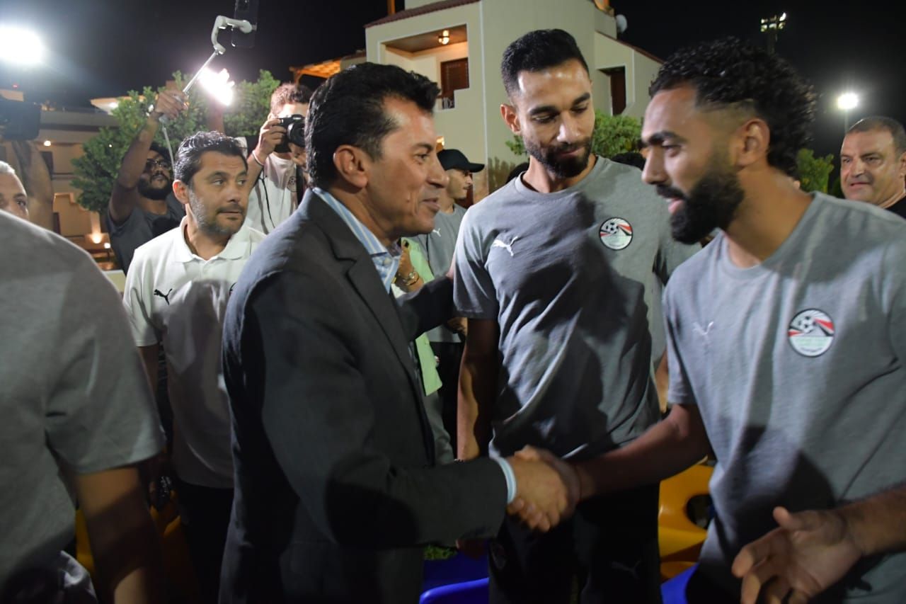 حسين الشحات يتلقى التحية من وزير الشباب والرياضة حسين الشحات يتلقى التحية من وزير الشباب والرياضة