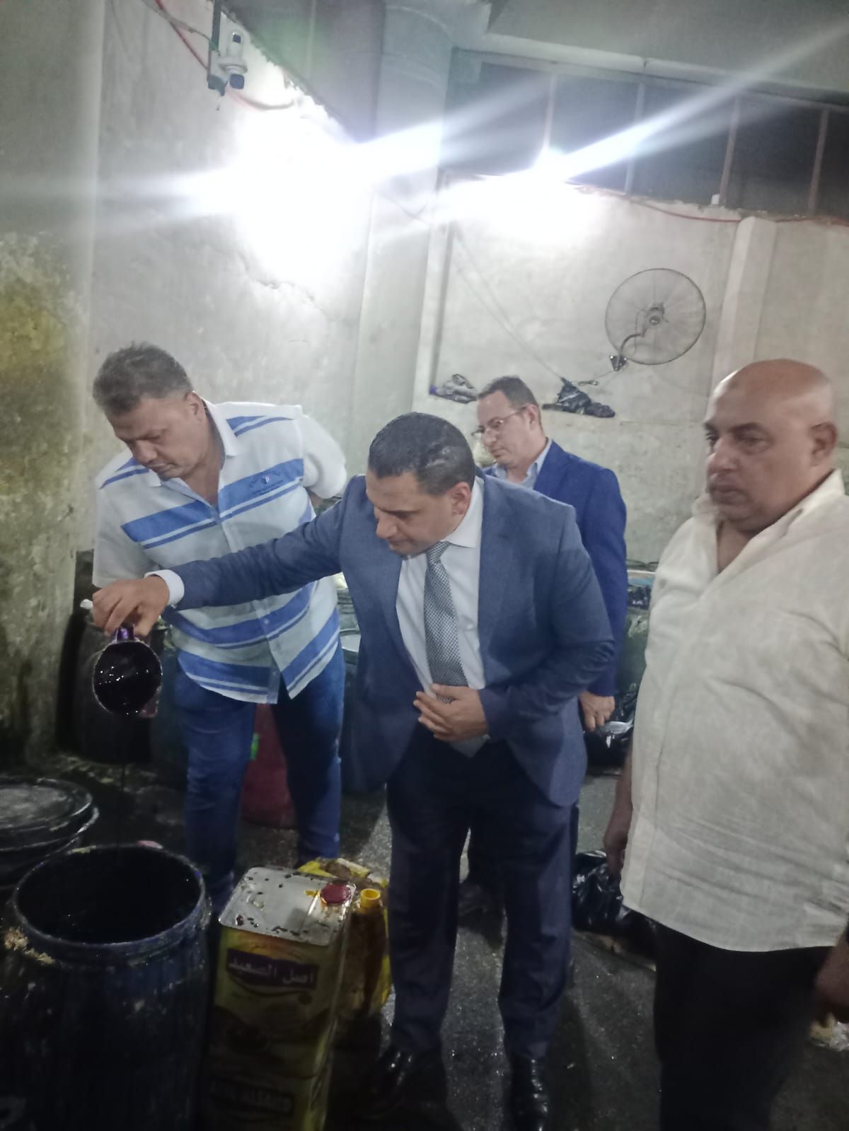 غلق منشأة غير مرخّصة لإعادة تعبئة الزيوت بالجيزة (2)