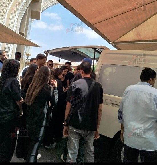 مريم عامر منيب تتعرض للإغماء أثناء جنازة خطيبها عمرو ستين (2) مريم عامر منيب تتعرض للإغماء أثناء جنازة خطيبها عمرو ستين (2)