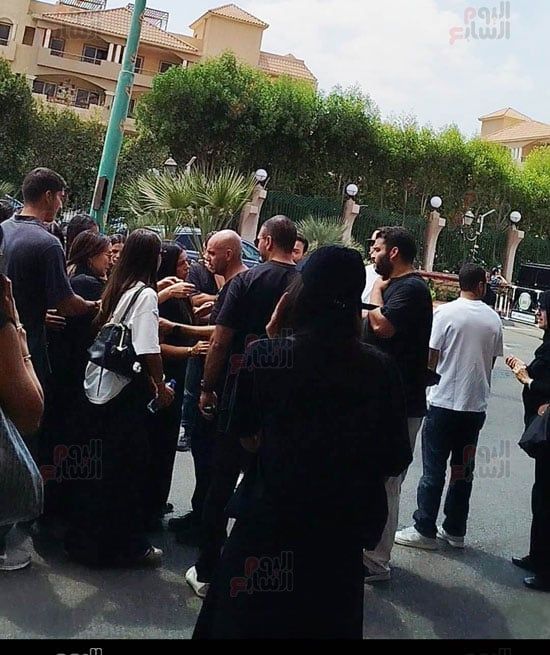 مريم عامر منيب تتعرض للإغماء أثناء جنازة خطيبها عمرو ستين (5) مريم عامر منيب تتعرض للإغماء أثناء جنازة خطيبها عمرو ستين (5)