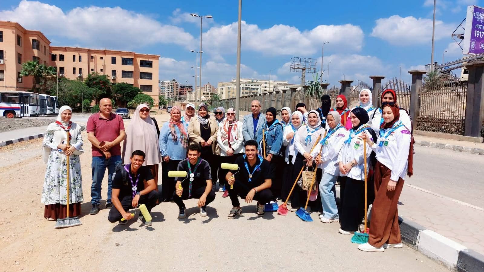 طلاب جامعة بنها يشاركون فى تجميليها قبل بدء العام الدراسى الجديد (1) طلاب جامعة بنها يشاركون فى تجميليها قبل بدء العام الدراسى الجديد (1)