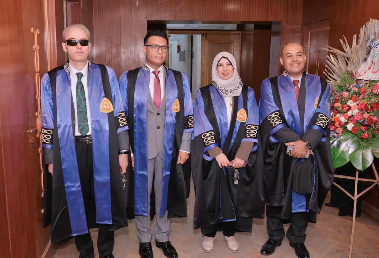 الباحث مع لجنة المناقشة الباحث مع لجنة المناقشة