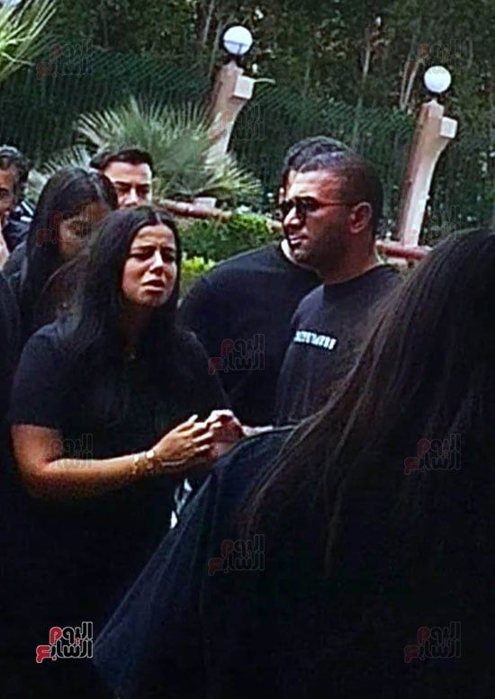 مريم عامر منيب تتعرض للإغماء أثناء جنازة خطيبها عمرو ستين (3) مريم عامر منيب تتعرض للإغماء أثناء جنازة خطيبها عمرو ستين (3)