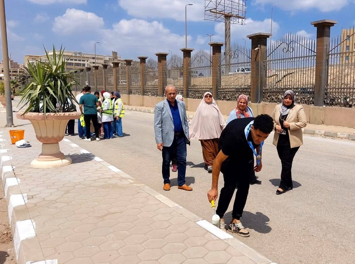 طلاب جامعة بنها يشاركون فى تجميليها قبل بدء العام الدراسى الجديد (4) طلاب جامعة بنها يشاركون فى تجميليها قبل بدء العام الدراسى الجديد (4)