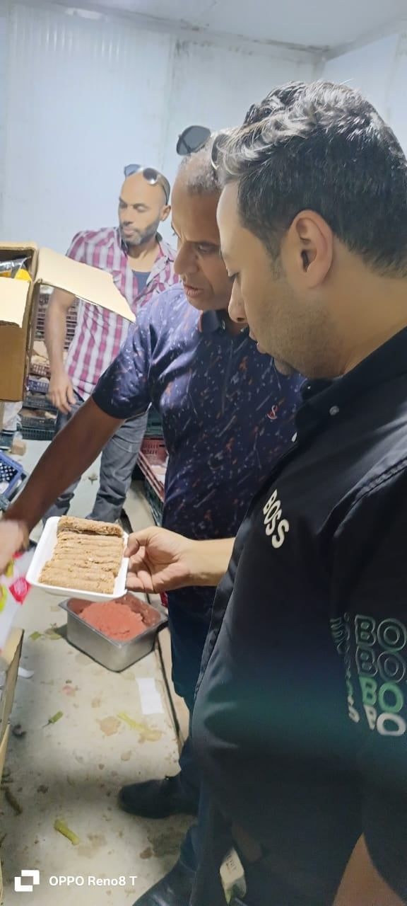 ضبط 3 أطنان برجر وسجق وعجينة كفتة فاسدة فى الهرم ضبط 3 أطنان برجر وسجق وعجينة كفتة فاسدة فى الهرم