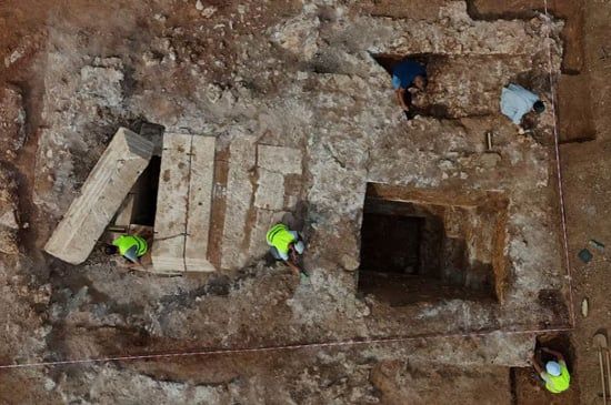 علماء الآثار يكتشفون أول مقبرة رومانية قديمة من نوعها في ألبانيا (5) علماء الآثار يكتشفون أول مقبرة رومانية قديمة من نوعها في ألبانيا (5)