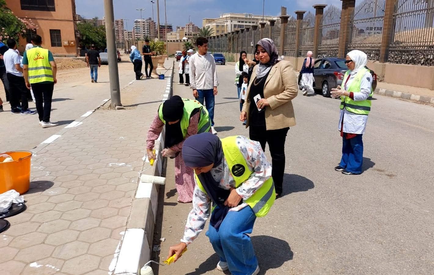 طلاب جامعة بنها يشاركون فى تجميليها قبل بدء العام الدراسى الجديد (2) طلاب جامعة بنها يشاركون فى تجميليها قبل بدء العام الدراسى الجديد (2)
