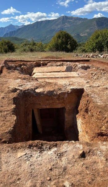 علماء الآثار يكتشفون أول مقبرة رومانية قديمة من نوعها في ألبانيا (3) علماء الآثار يكتشفون أول مقبرة رومانية قديمة من نوعها في ألبانيا (3)