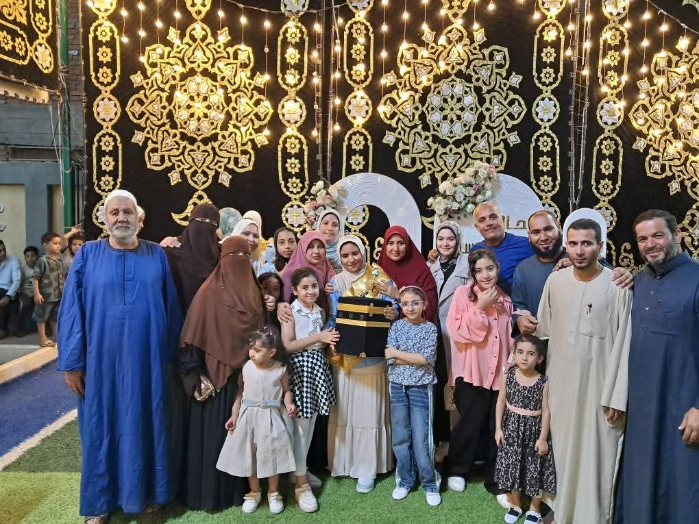 الأسرة وأعمامها بعد فوزها بالعمرة الأسرة وأعمامها بعد فوزها بالعمرة