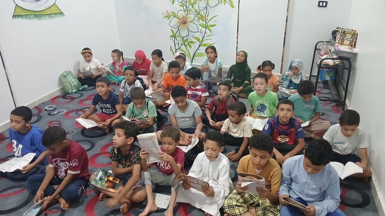 أطفال يحفظون القرآن