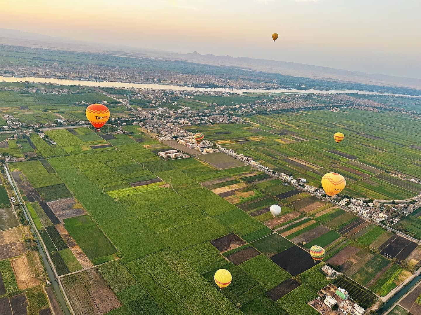 سحر رحلات البالون الطائر فوق زراعات غرب الأقصر