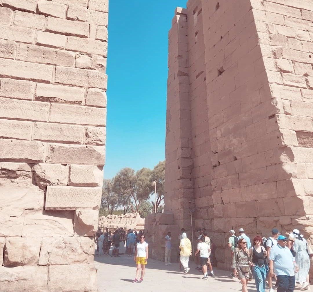 زيارات مميزة لسياح العالم فى معابد الكرنك زيارات مميزة لسياح العالم فى معابد الكرنك