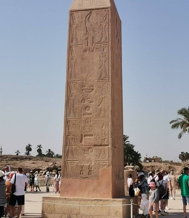 استمتاع السياح فى قلب معابد الكرنك استمتاع السياح فى قلب معابد الكرنك