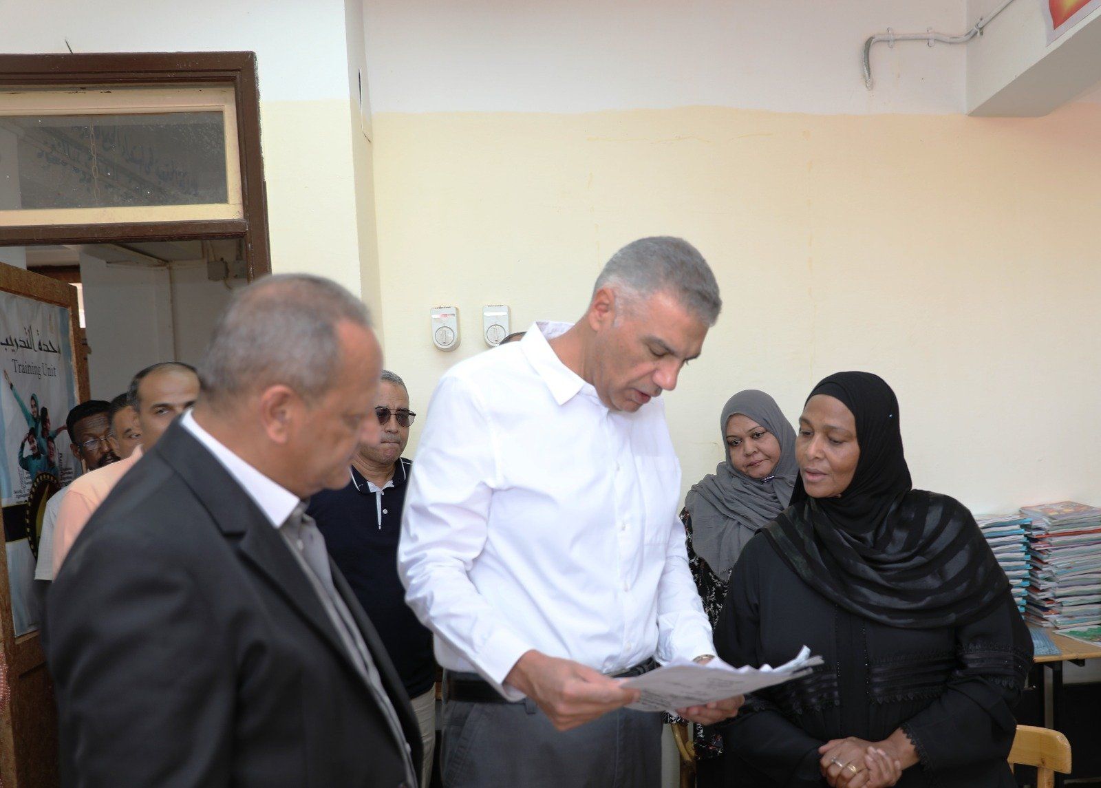 جولة محافظ أسوان داخل المدارس