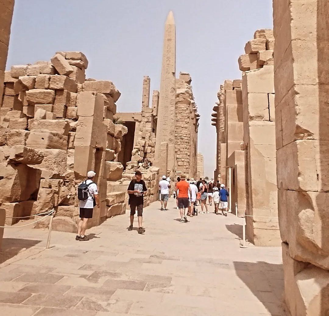 جانب من التوافد السياحى فى معابد الكرنك جانب من التوافد السياحى فى معابد الكرنك