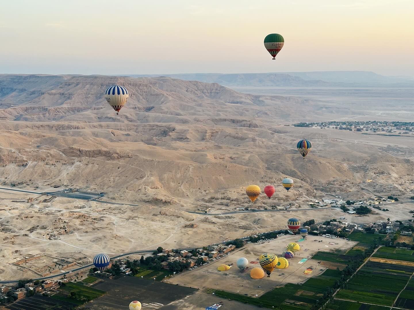 سحر تحليق رحلات البالون فوق المناطق الجبلية بالأقصر