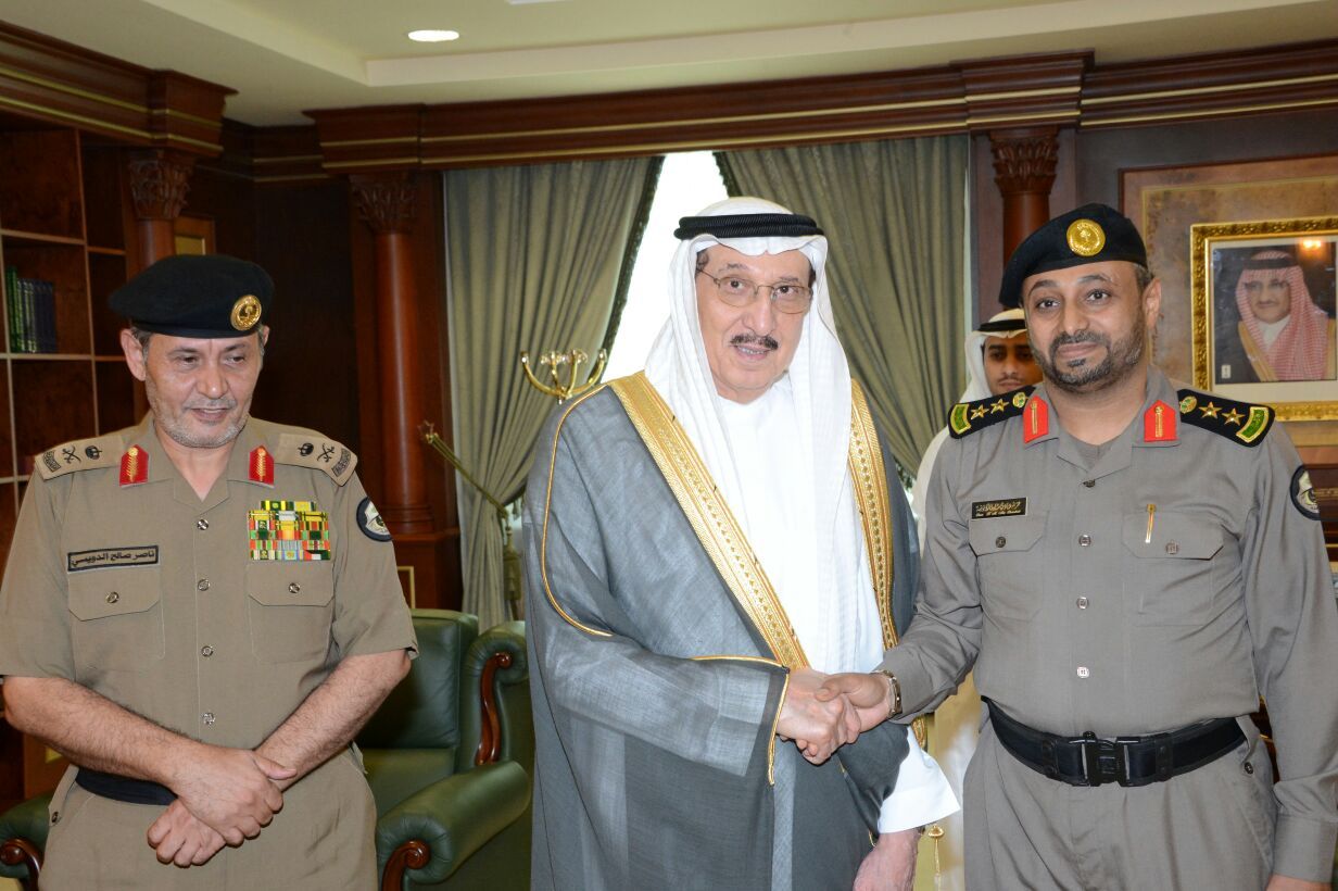بالصور.. أمير جازان يقلّد عددًا من ضباط الشرطة رتبهم الجديدة