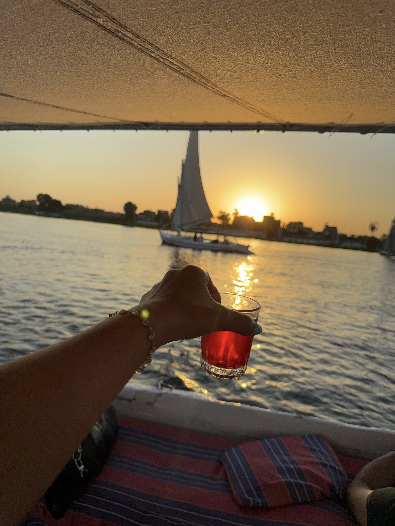 استمتاع أحد الأجانب بكوب الشاي على متن مركب نيلي استمتاع أحد الأجانب بكوب الشاي على متن مركب نيلي