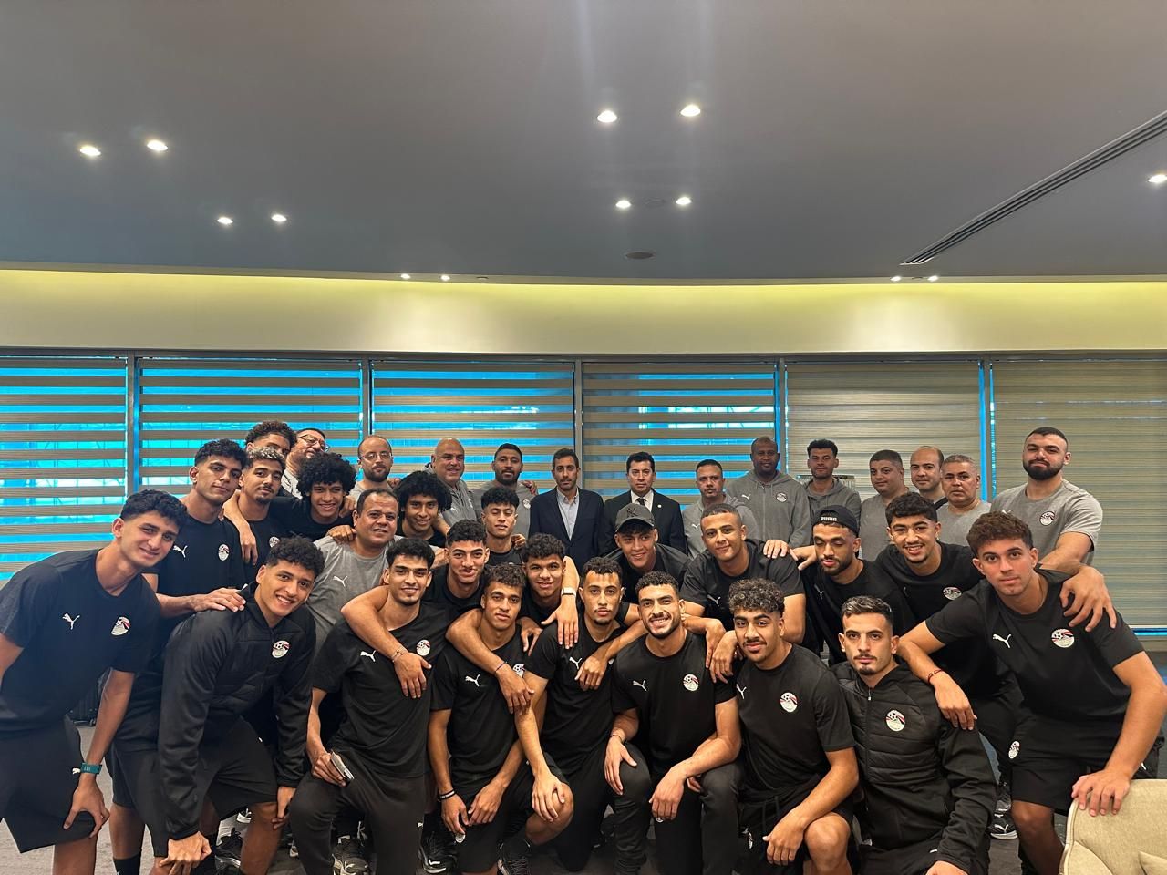 وزير الرياضة مع منتخب الشباب وزير الرياضة مع منتخب الشباب