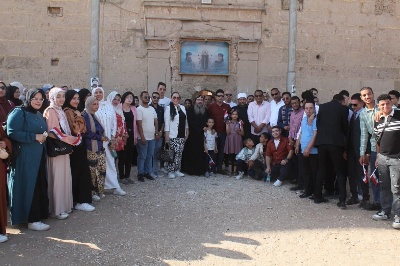 صورة تذكارية داخل أحد الأديرة