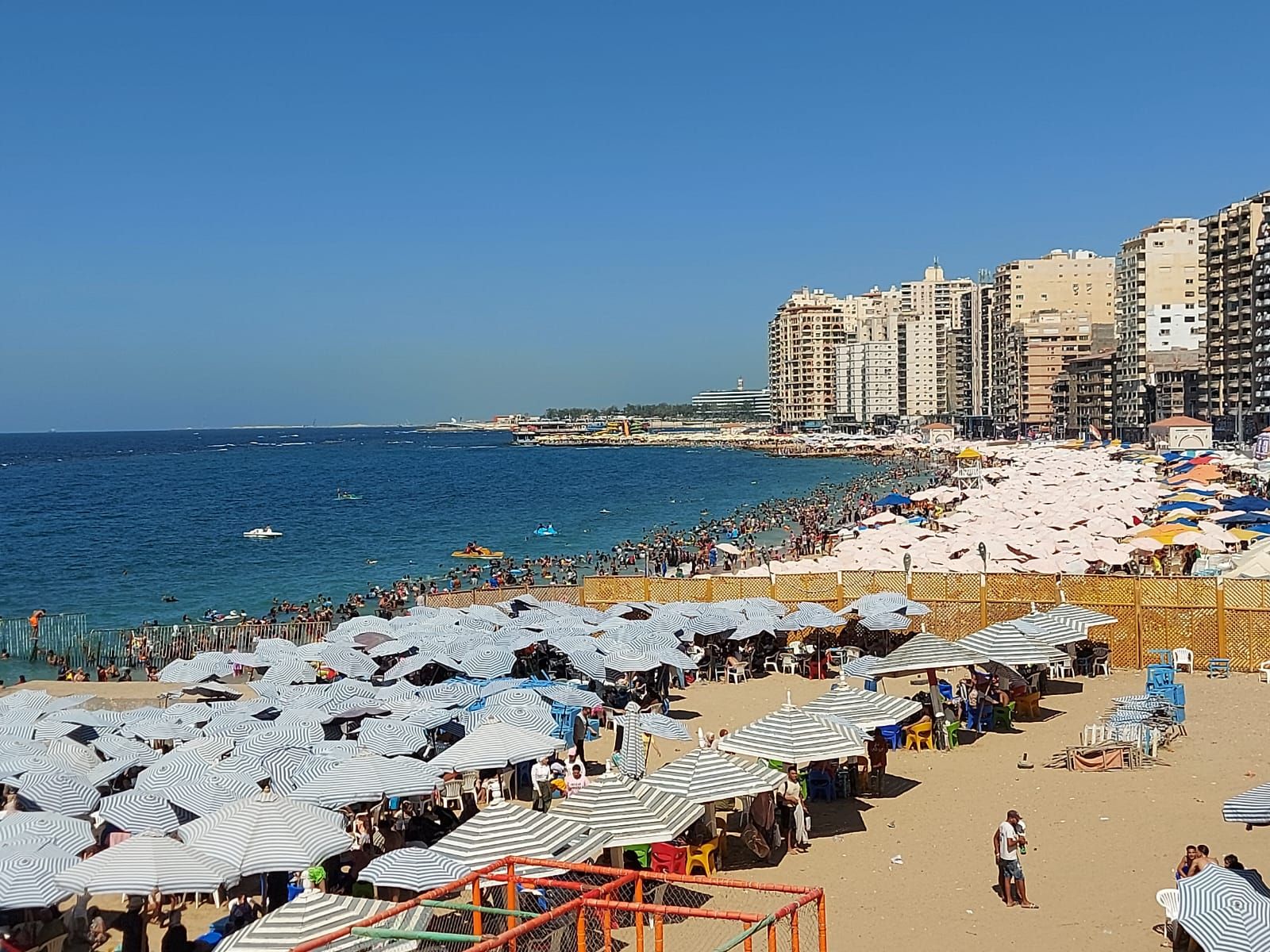 اقبال على الشواطئ7 اقبال على الشواطئ7