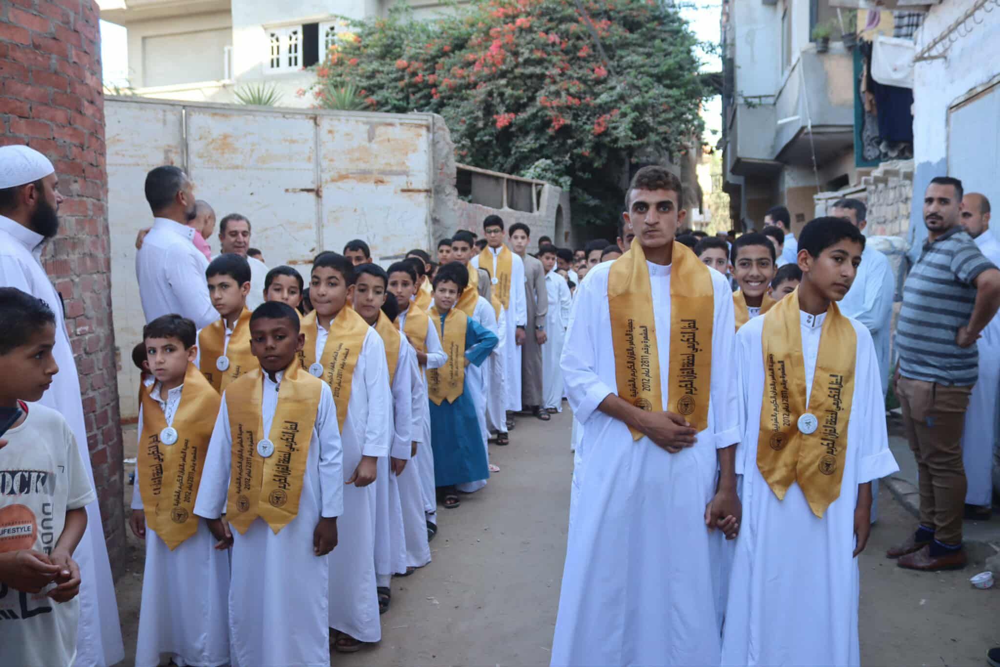 جانب من المسيرة لتكريم حفظة القرأن الكريم