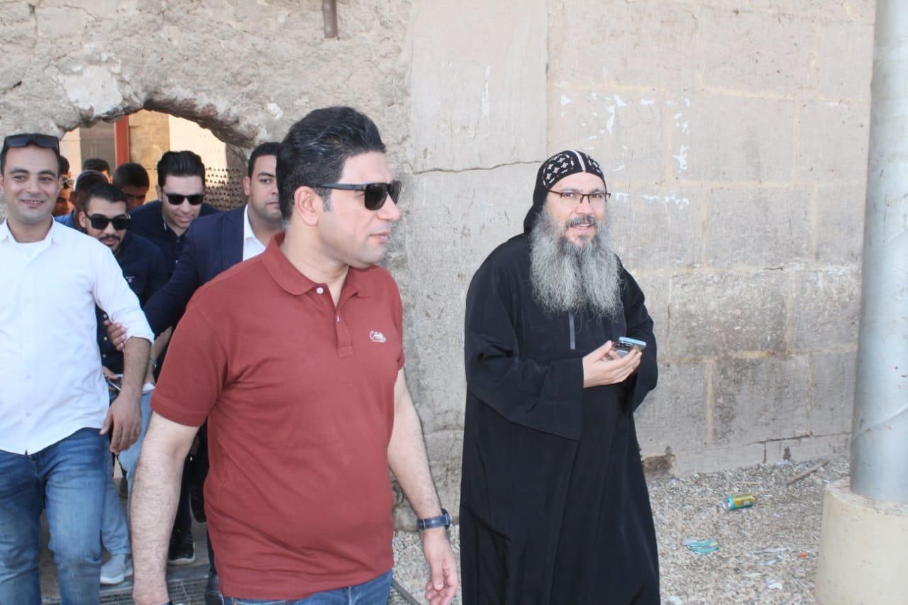 نائب محافظ سوهاج يصطحب 300 شاب وفتاة لزيارة الأديرة القبطية