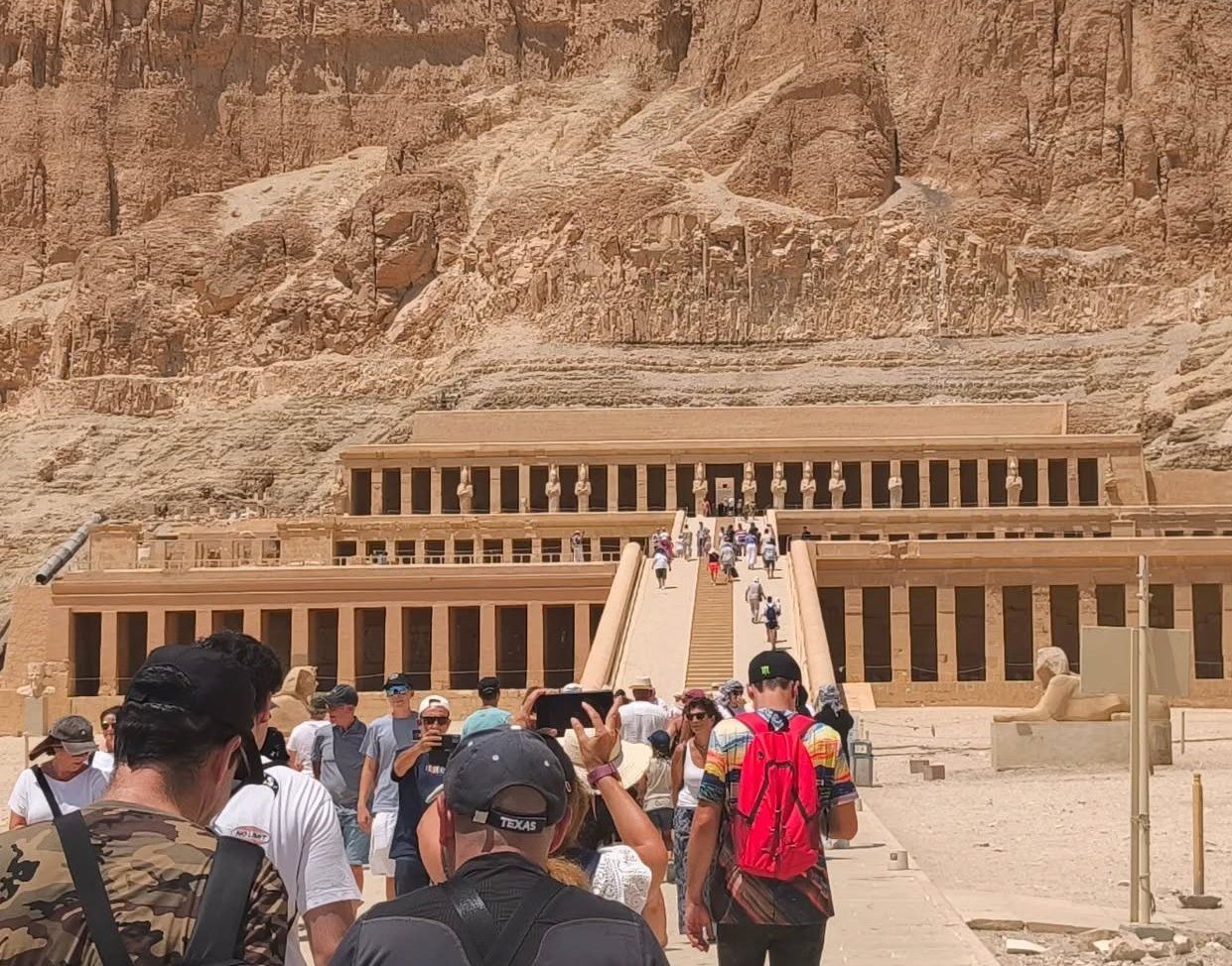 زيارات مبهجة لسياح العالم فى معبد الملكة حتشبسوت