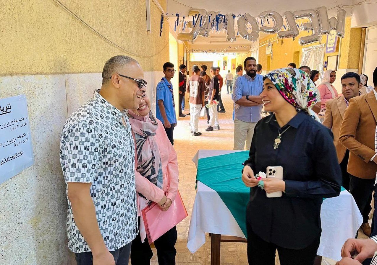 رئيس جامعة الأقصر تتفقد الكشف الطبي للطلاب الجدد