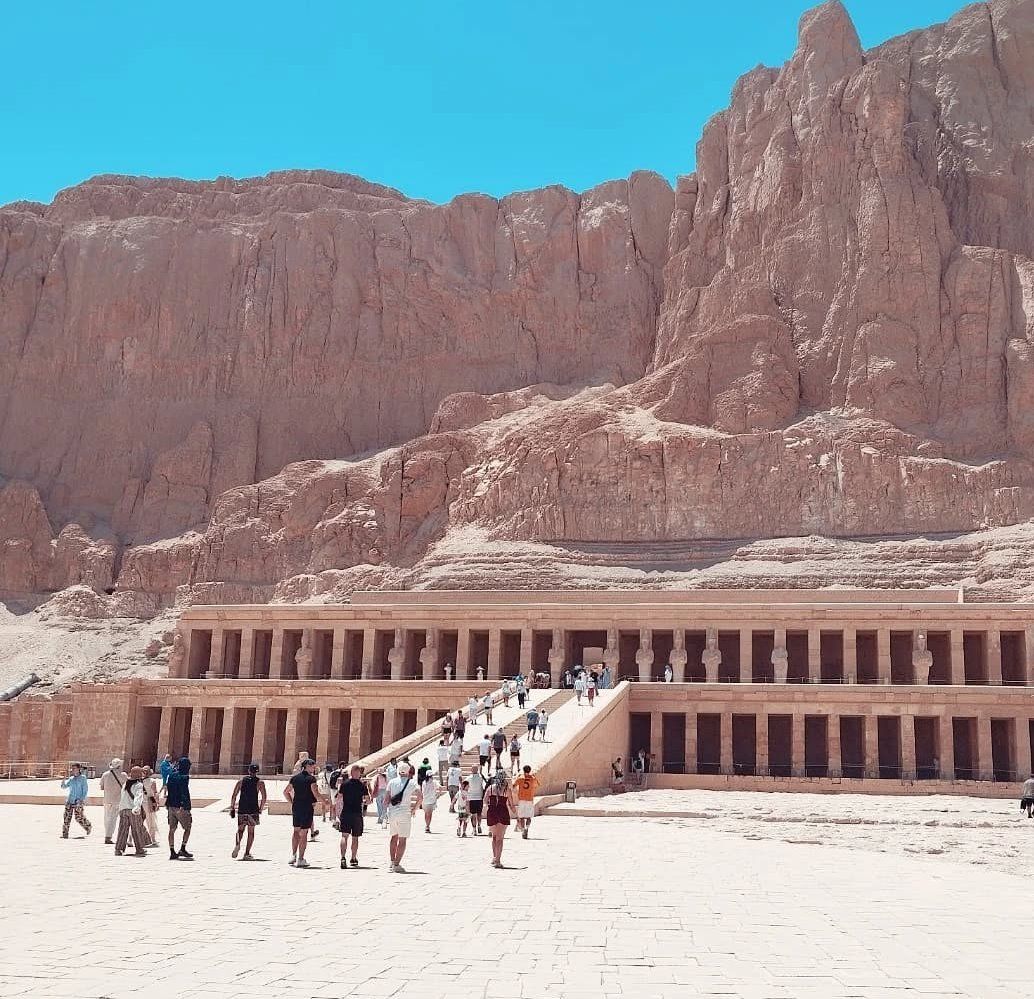 زيارات مبهجة لسياح العالم فى قلب معبد الملكة حتشبسوت
