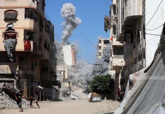 الغبار والدخان يتصاعد نتيجة قصف طائرات الاحتلال المنازل فى مدينة غزة