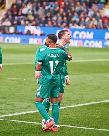 احتفالات لاعبى ليفربول عقب المباراة احتفالات لاعبى ليفربول عقب المباراة