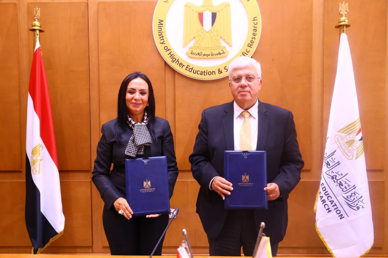الدكتورة مايا مرسى والدكتور أيمن عاشور